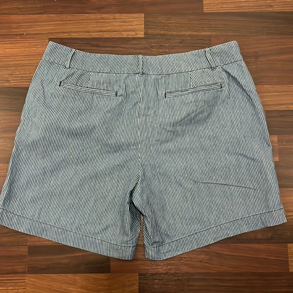 Women’s CHAPS Blue And White Stripped Shorts Size 16 - Picture 3 of 3
